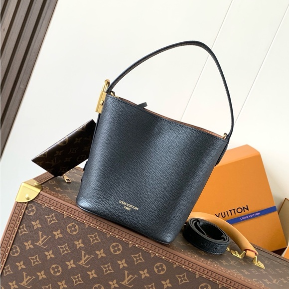 Louis Vuitton Black Leather Women's Bag - Picture 1 of 9